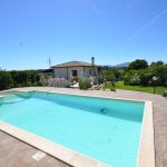 villa con piscina e dependance