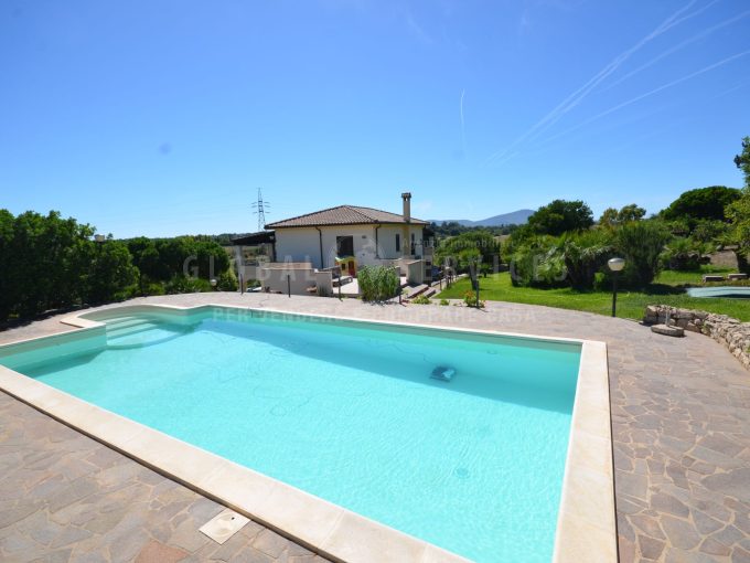 villa con piscina e dependance