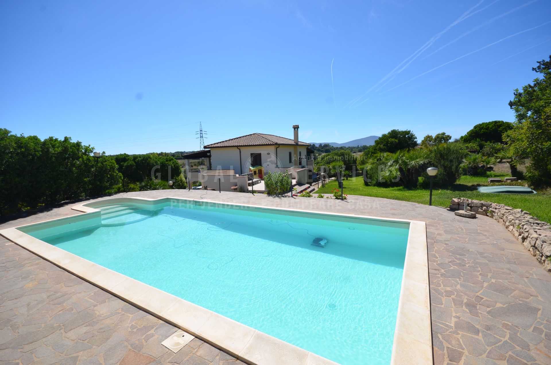 villa con piscina e dependance